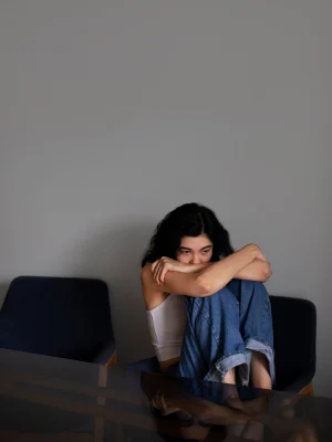 young-woman-dealing-with-anxiety_23-2149521400 young-woman-dealing-with-anxiety_23-2149521400